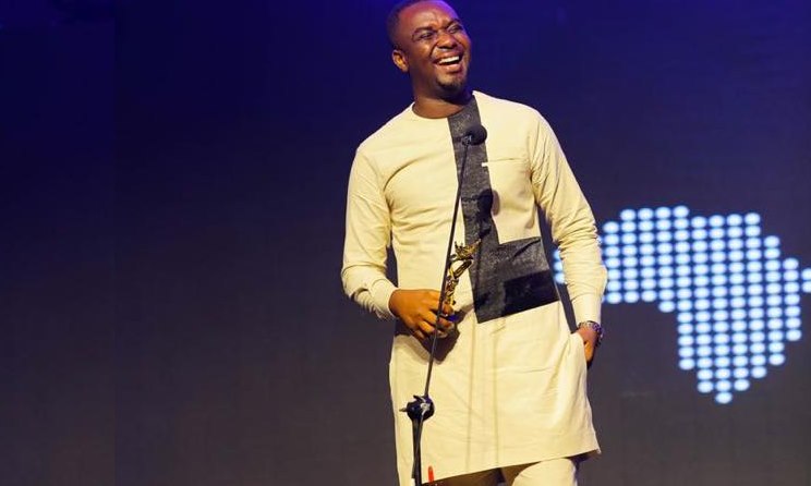 Joe Mettle holding an award at the 2009 editon of the AGAFEST.
