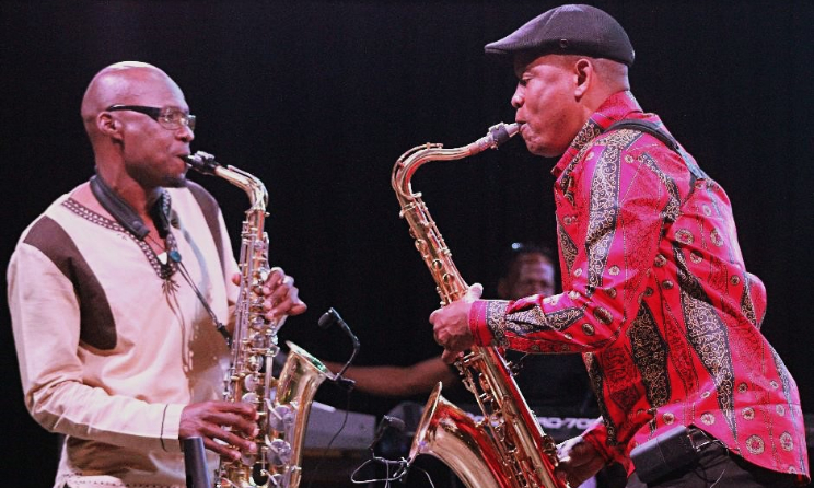Lister Boleseng, right, preforming live. Photo: Botswanaunplugged.com