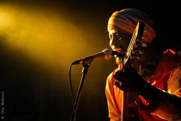 Le chanteur Alibeta sur scène (Photo) : Ina Makosi