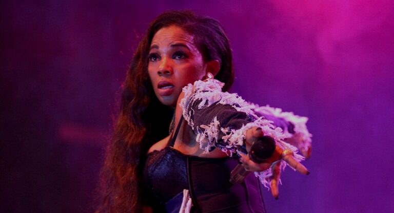 La chanteuse camerounaise Lady Ponce, lors d'un spectacle.