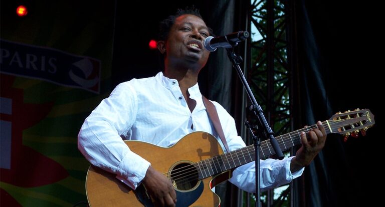 Lokua Kanza pendant un spectacle (Photo) : RFI Musique.