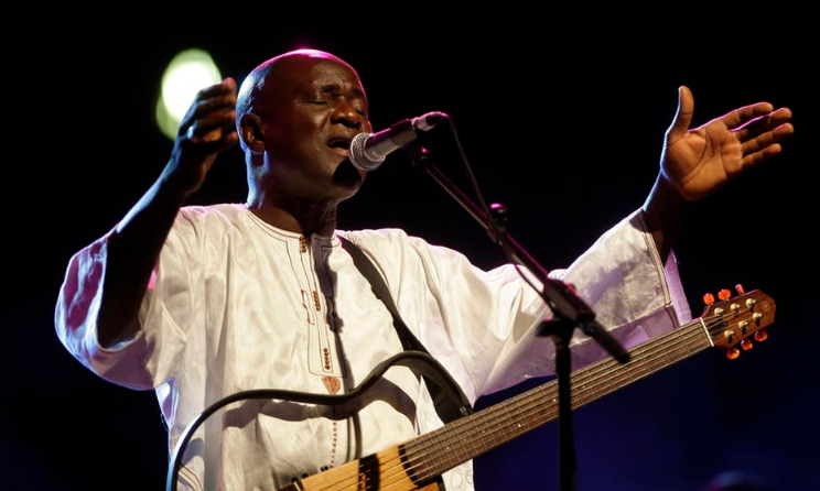 Senegalese singer Ismaël Lô performs during the second Pan-African Cultural Festival in Algeria in 2009. Photo: Mohamed Messara