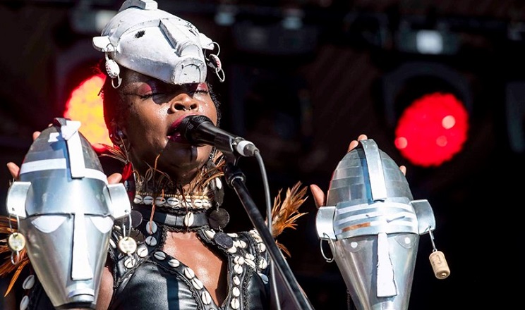 Dobet Gnahoré sur la scène du Festival Bushfire 2019 (Photo) : Daniel Toro