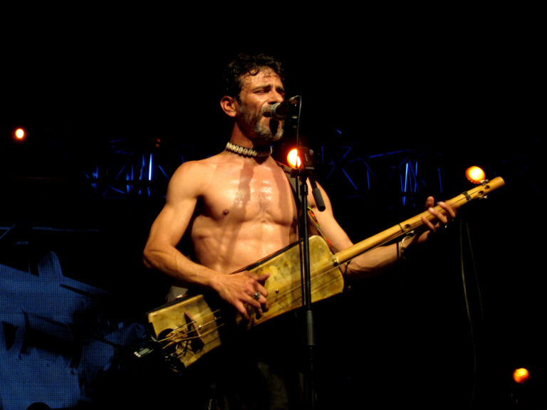 Le chanteur algérien Amazigh Kateb sur scène (Photo) : toukimontréal.com