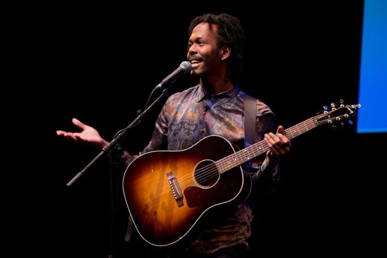 L'artiste Jeangu Macrooy (Photo) : Facebook Prince Claus Fund.