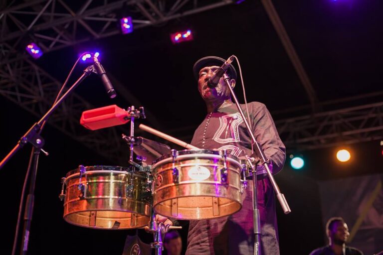 Le batteur de l'Orchestra Baobab au concert des 40 ans du Goethe Institut (Photo) : Stéphanie Nikolaïdis.