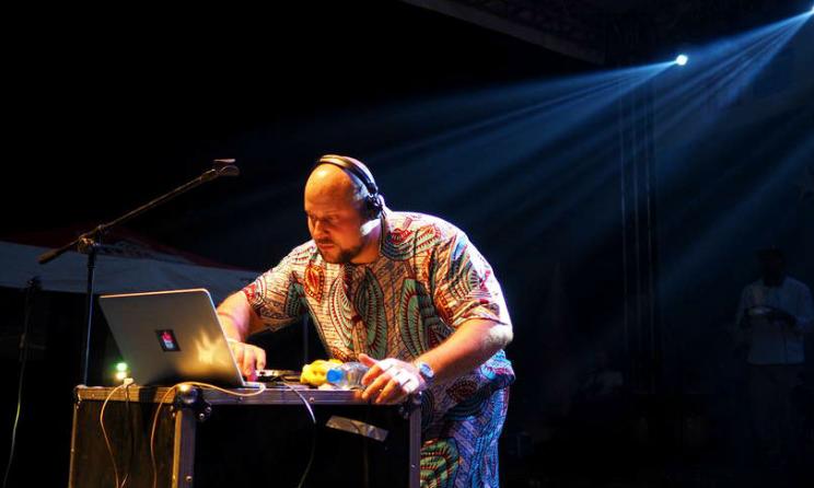Le Dj Boddhi Stava est l'un des précurseurs de musique électronique mixée aux sons traditionnels africains.