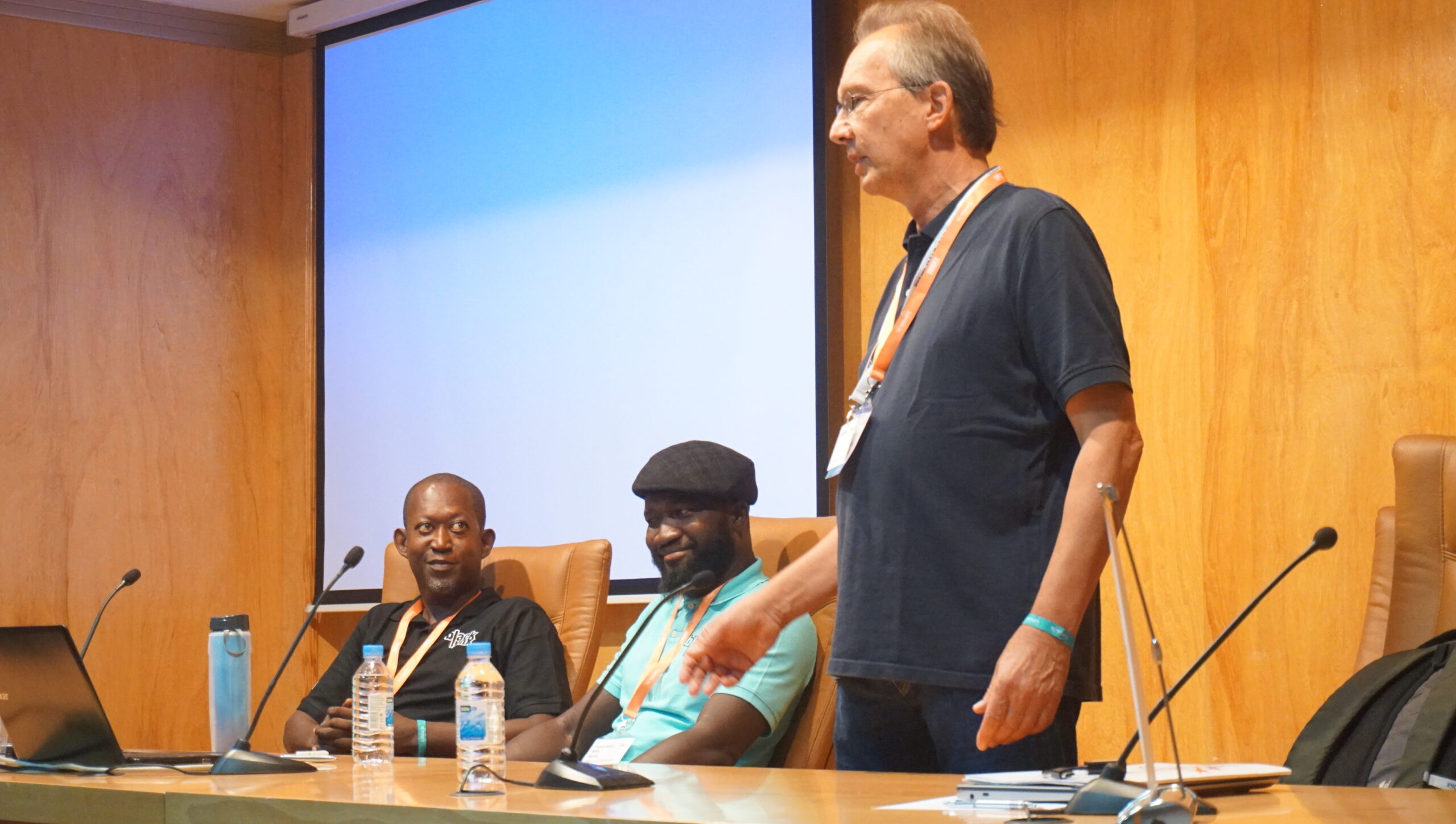 Le journaliste allemand Johannes Theurer et les organisateurs du Open Mic Festival en conférence (Photo) : Sidy Talla.