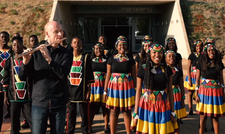 Wouter Kellerman and the Ndlovu Youth Choir in the ‘Shape of You’ music video.