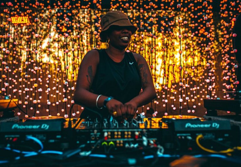 Performance d'une Disk-Jockey au Festival Oasis (Photo) : Solovov