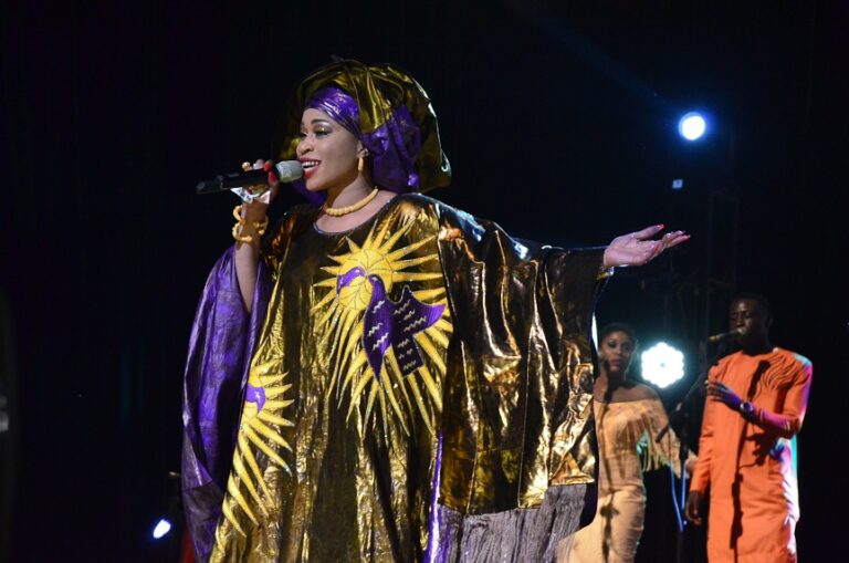La chanteuse sénégalaise Aida Samb sur scène (Photo) : leral.net