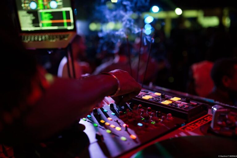 DJ Leuz Zarak sur la scène d'Electrafrique (Photo) : Dasilva P. Bizenga