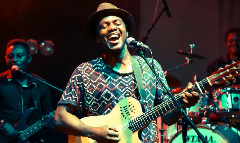 Le musicien ghanéen Kyekyeku (Photo) : relache.fr