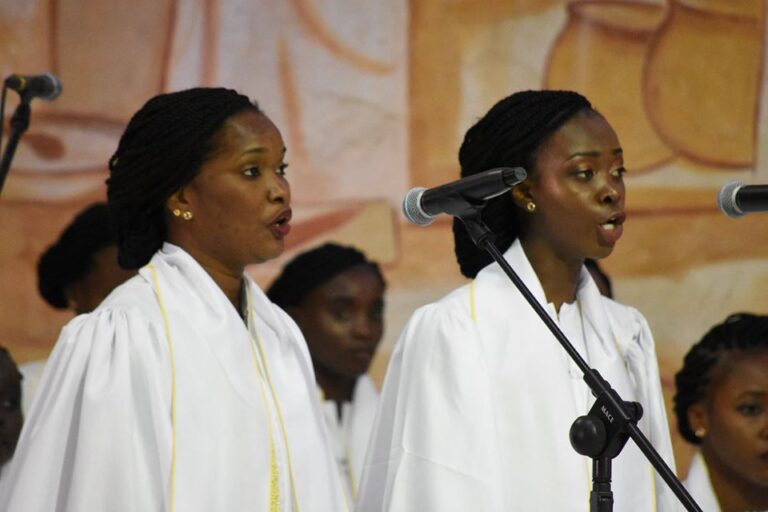 Deux sopranos de la chorale Daniel Brottier (Photo) : Facebook Officiel.