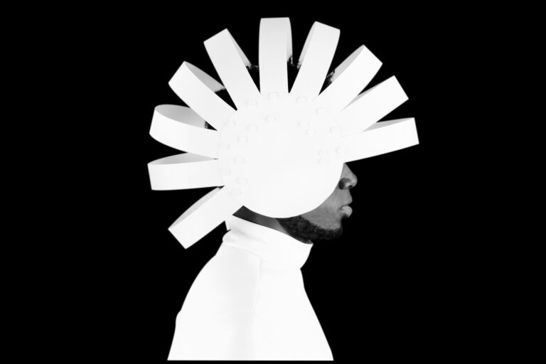 L'artiste tchadien Afrotronix et son masque blanc.