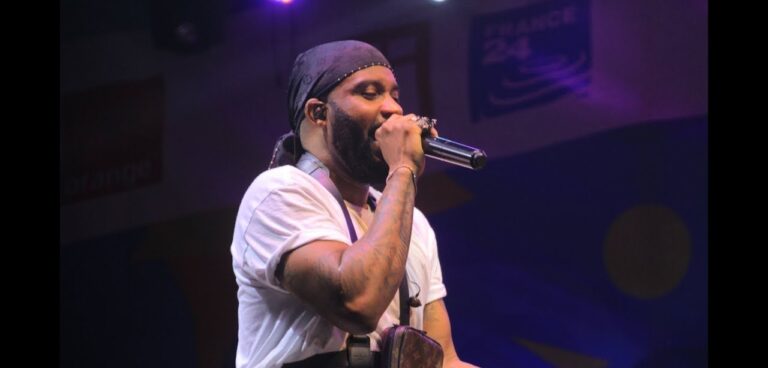 La star congolaise Fally Ipupa lors d'un concert.