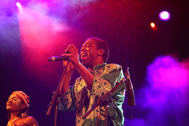 La légende d'afrobeat Femi Kuti en plein concert au Midem 2019.