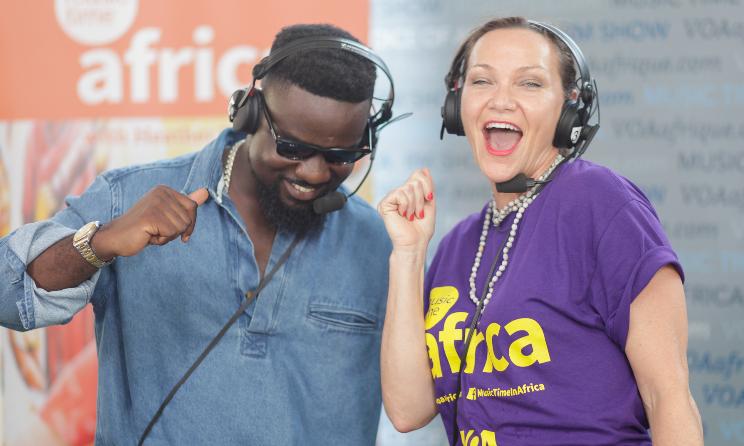 Le musicien ghanéen Sarkodie et la présentatrice radio de Music Time in Africa, Heather Maxwell, lors d' ACCES 2019 à Accra, au Ghana. Photo : Paul Addo