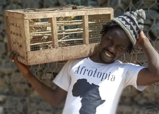 Alibeta sur scène, dans la peau d'un vendeur d'oiseaux (Photo) : Facebook Officiel