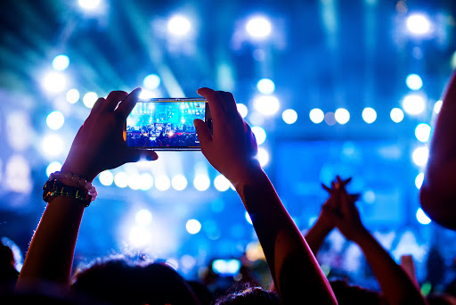 Les artistes pourront bientôt monétiser leurs concerts en ligne sur Facebook.