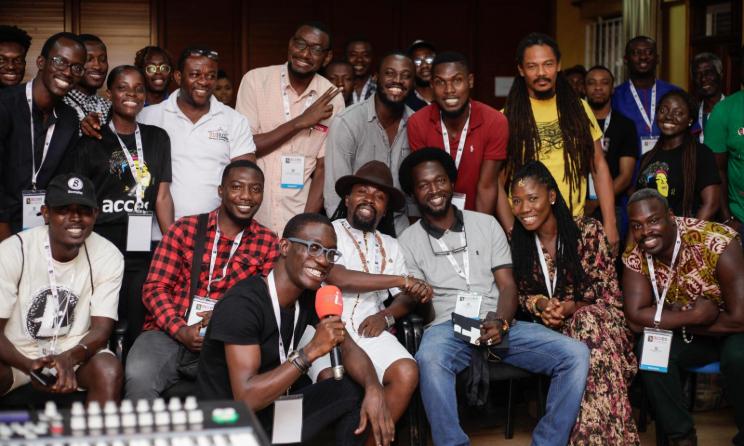 Des musiciens et des producteurs posent pour une photo lors d'un atelier de la conférence ACCES 2019 à Accra, au Ghana. Photo : Paul Addo