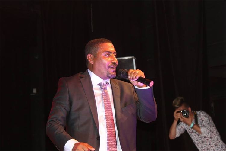 Le chanteur djiboutien Houssein Hayle lors d'un concert.