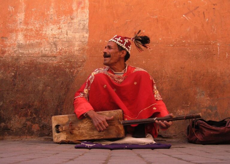 Joueur de guembri dans les rues de Marrakech (Photo) : pinterest.at