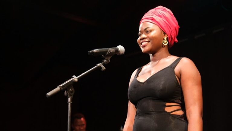 La jeune chanteuse centrafricaine Edly sur scène (Photo) : Facebook Officiel.