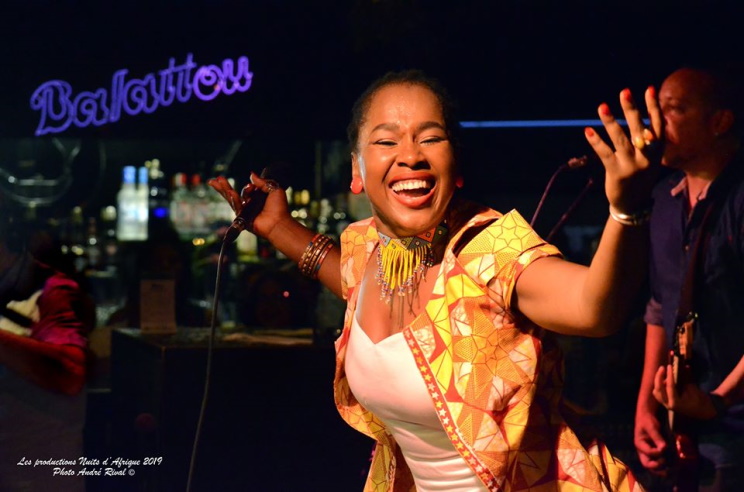 Elida Almeida sur la scène du Balattou (Photo) : Productions Nuit d'Afrique 2019 © André Rival