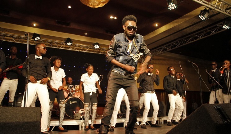 Le chanteur congolais Fabregas lors d'un concert à Kinshasa. (Photo) : Voila Night.