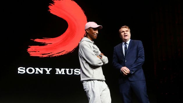 Le chanteur américain Pharrell Williams en compagnie de Rob Stringer, PDG de Sony Music Group.