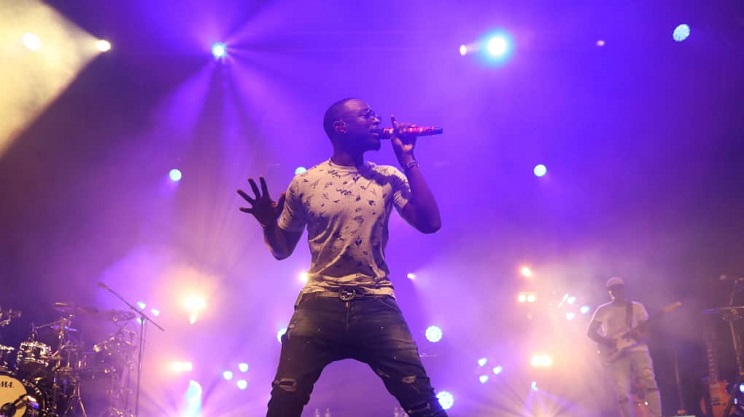 Dadju pendant un concert en France en 2018. (Photo) : NR.