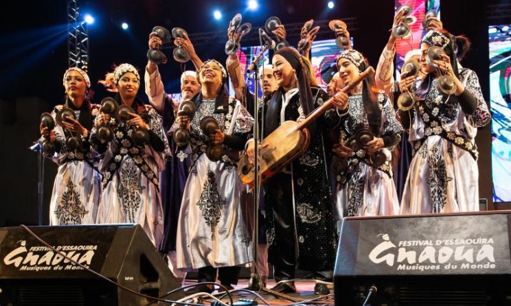 The foundation supports new innovative ideas. In the photo: Moroccan musician Asma Hamzaoui and her troupe during the 2018 edition of Gnaoua World Music Festival.