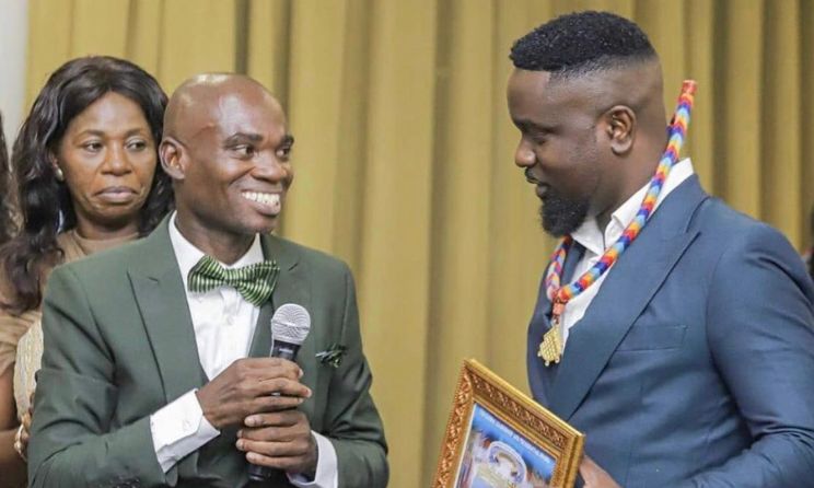 Sarkodie (right) receiving the 2020 Global Excellence in Leadership Award.