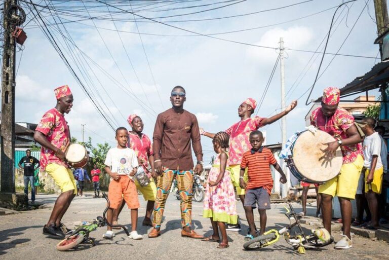 Photo d'illustration de « Niuma », montrant Janéa et son orchestre (Photo) : Facebook Officiel.