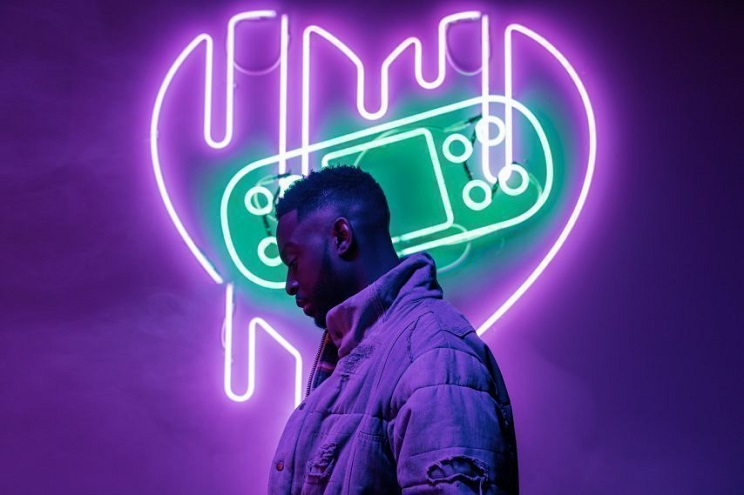 Dadju signe un nouveau single "Amour Toxic".