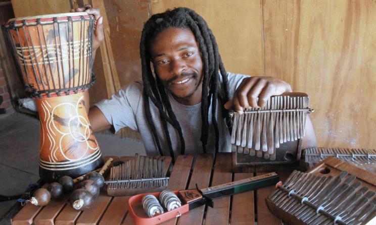 Farai Machingambi animera l'atelier mbira dans le cadre du programme 2020 de construction et de réparation d'instruments à Johannesburg. Photo: Jacques Naude