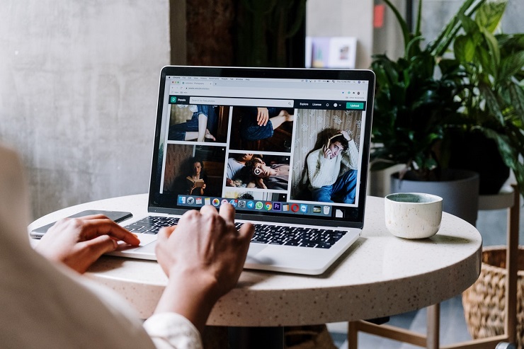 Cézame Music Agency recherche un (e) gestionnaire Web. (Photo) : Cottonbro / Pexels.com