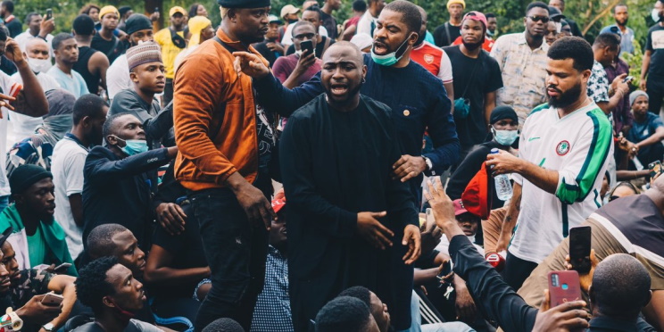 La star Nigériane Davido au milieu de la foule lors d'une manifestation #EndSars (Photo) : Official Twitter handle of Davido