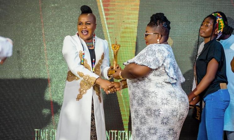 Sherifa Gunu accepting her honorary award at the 2020 Time Ghana Arts and Entertainment Awards on 31 October.