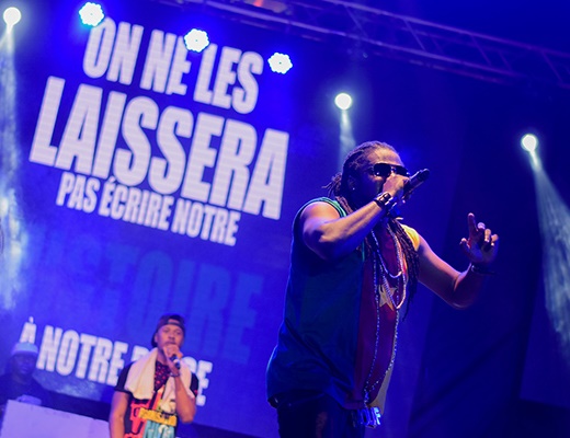 Le rappeur camerounais Maahlox pendant un concert en 2018. (Photo) : auletch.