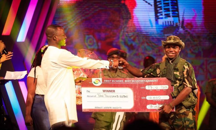 Mentor 2020 winner Kweku Bany [right] receives his prize from Media General Ghana general manager Francis Doku.
