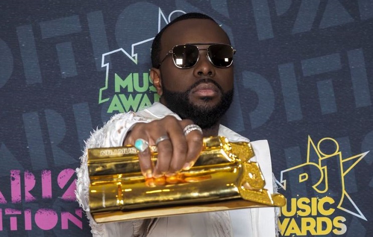 Gims arborant son prix lors d'une soirée aux NRJ Awards 2020. (Photo) : Sipa/Purepeople.