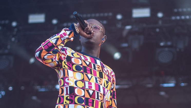 Le rappeur franco-congolais Ninho lors d'un concert. (photo) : Ulysse Guttmann-Faure / Hans Lucas.