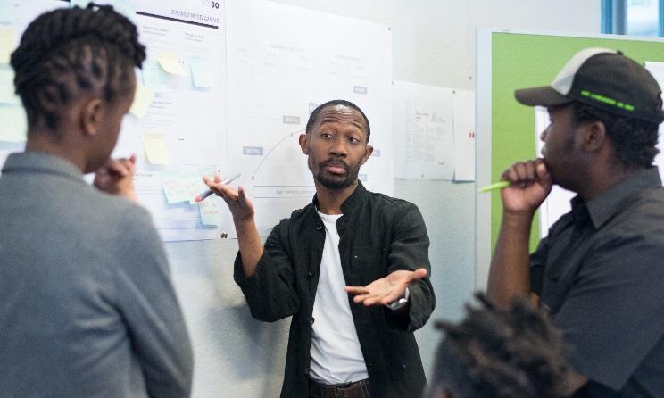 Cultural or social entrepreneurs discussing a project during a previous Hub@Goethe mentorship session. Photo: Shirin Motala