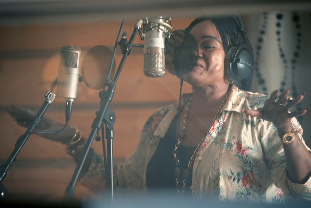 La chanteuse malienne Oumou Sangaré ay studio (Photo) : djolo.net.