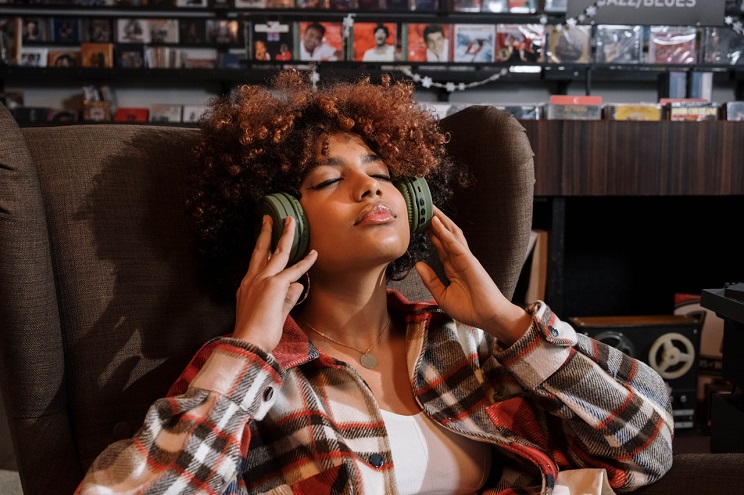 Universal Music France recrute un (e) stagiaire media & content. (Photo) : Ron Lach/Pexels.