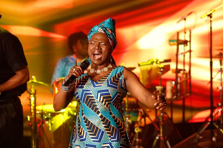 La chanteuse béninoise Angélique Kidjo lors d'un concert. (Photo) : Randy Holmes/ABC.