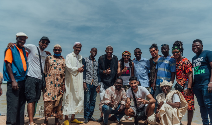 « Voyage en Pays Bamanan » relate le voyage de musiciens Gnaoua du Maroc à la découverte de de leurs racines au Mali.
