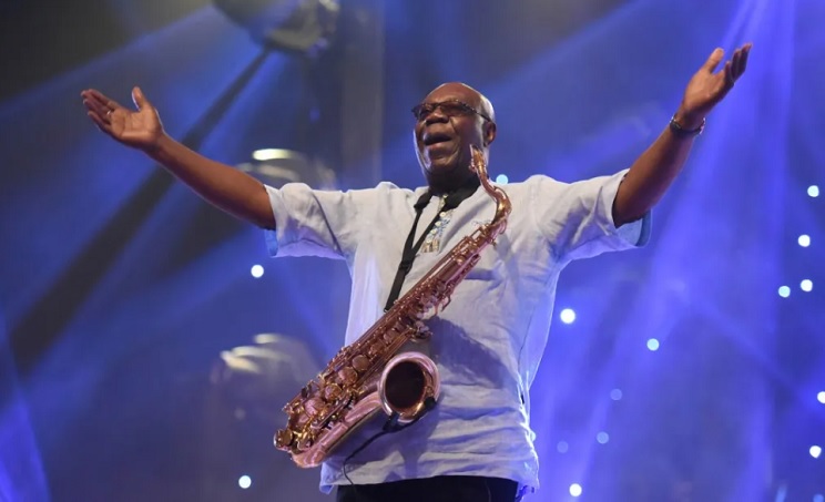 Manu Dibango, lors d'un concert à Abidjan en 2018. (Photo) : AFP / Sia Kambou.